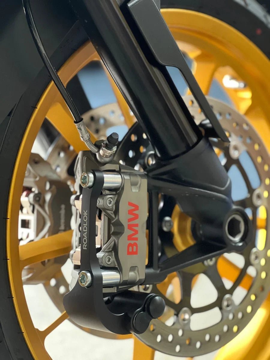 Antivol bloque-disque Roadlok installé sur étrier de frein BMW GS, jante dorée
