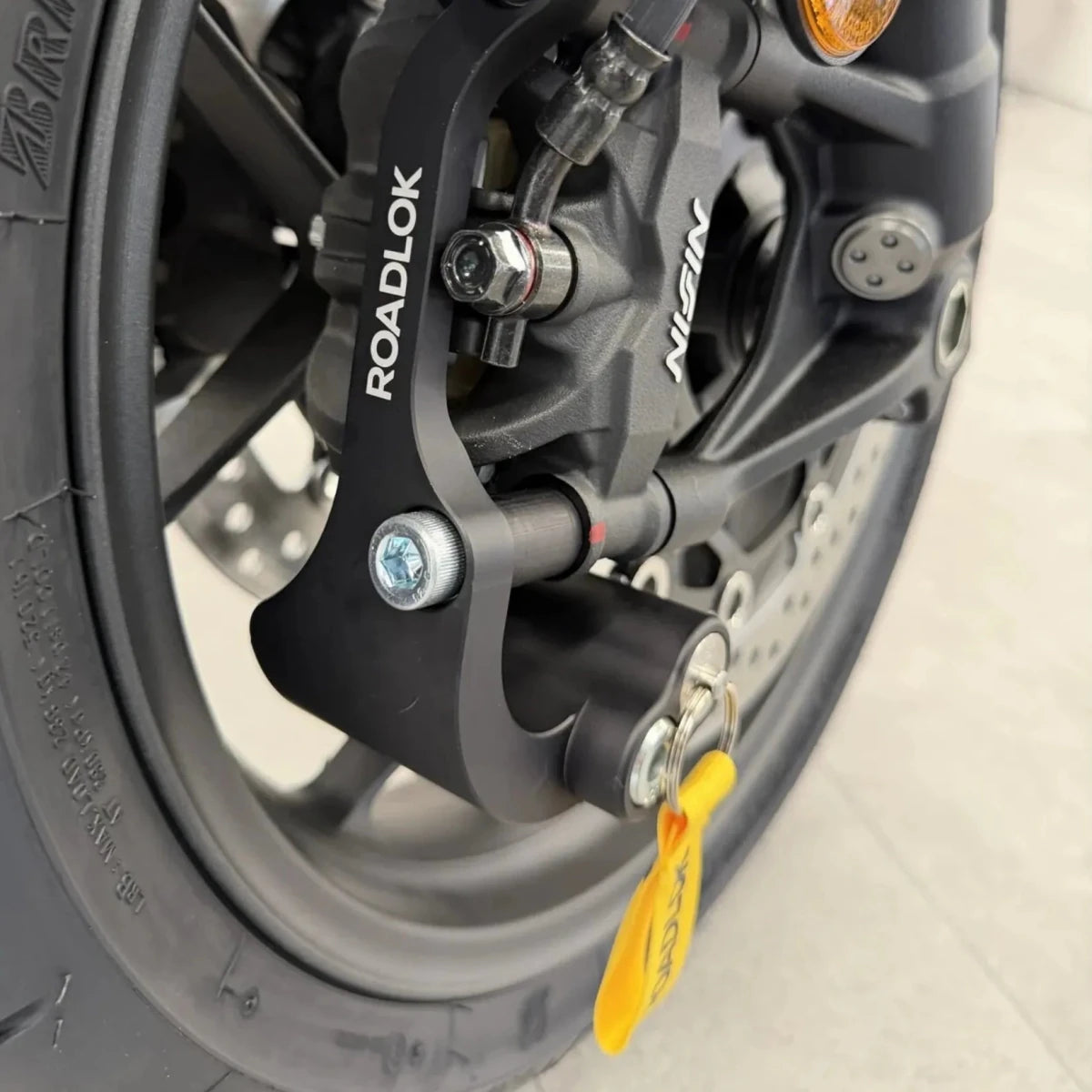 Antivol bloque-disque Roadlok anodisé noir avec BrakeBolt.
