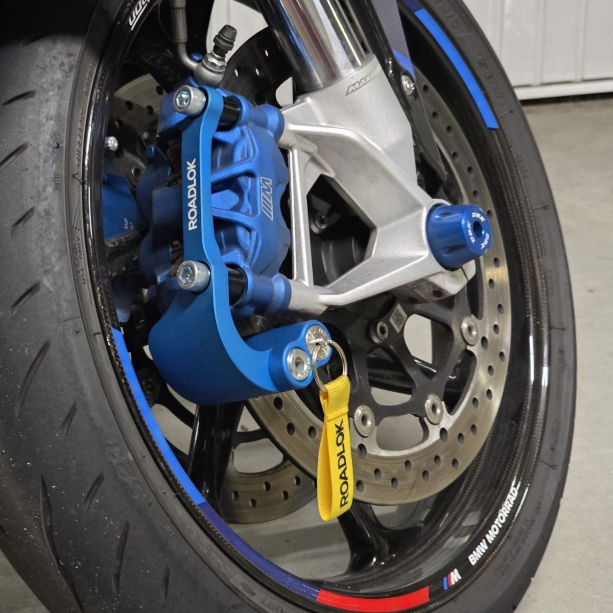 Antivol bloque-disque Roadlok anodisé bleu avec BrakeBolt, deux clés et goupille de verrouillage