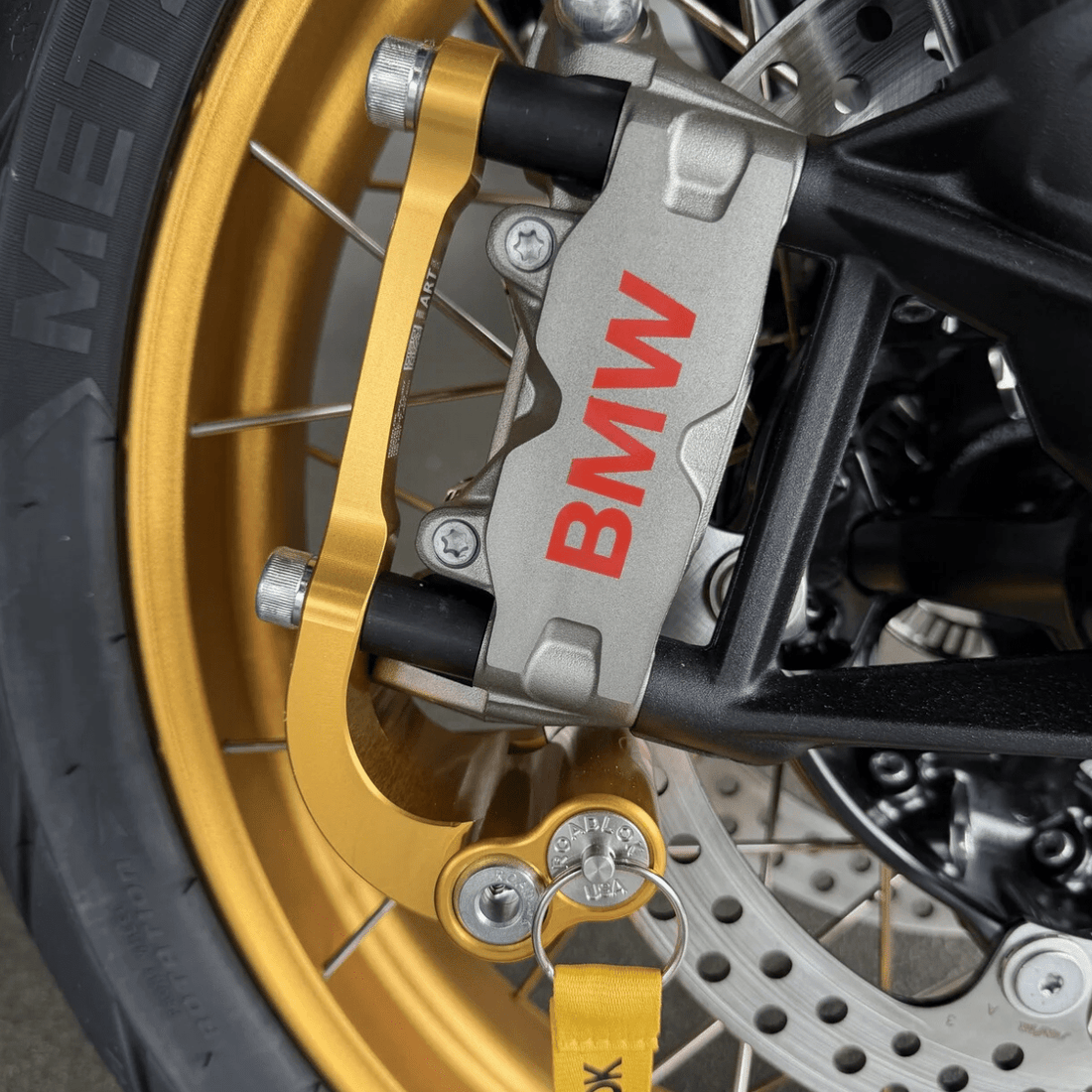 Antivol bloque-disque Roadlok anodisé or satin monté sur étrier BMW