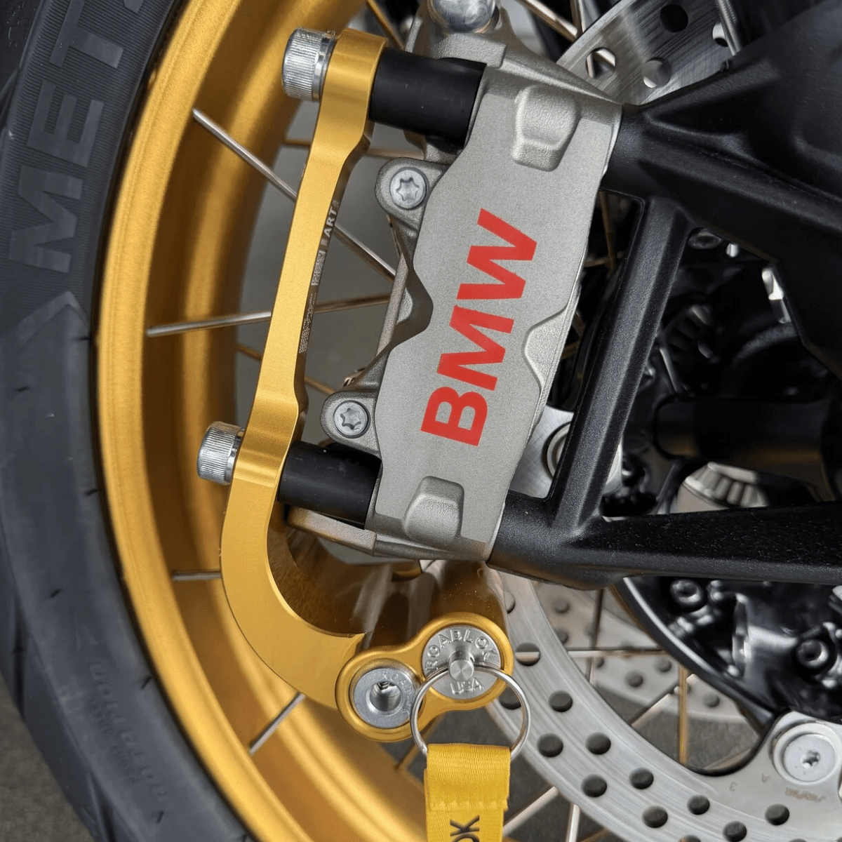 Antivol bloque-disque Roadlok anodisé or satin monté sur étrier BMW